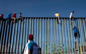 A convoy of almost 3,000 Central American migrants has arrived at the Mexican border city of Tijuana.