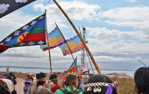 The Neuquen Mapuche Confederation accuses oil and gas companies of harming the environment with “dangerous waste” due to “deficient treatment”