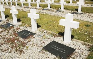 The Argentine military cemetery in the Falklands where with the help of AEEF, out of 122 unnamed and unmarked graves, 106 already have full names.