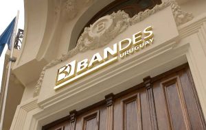 Portugal-based Novo Banco halted a US$ 1.2 billion transfer of Venezuelan government funds to Uruguayan banks, legislator Carlos Paparoni claimed 