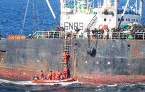 A boarding party including inspectors from the Argentine Fisheries, following a first review reported the South Korean trawler had caught some 130 tons of fish 