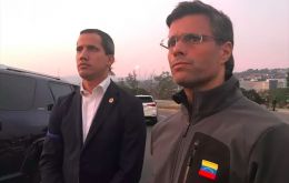 In the video broadcast by his social networks, Guaidó leaves with Leopoldo López and officials of the National Guard (GN)
