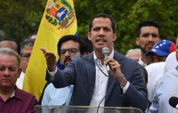 Guaidó announced the order that he assigned to his diplomatic representative in the US, Carlos Vecchio, to meet “immediately” with the “Southern Command and the admiral”
