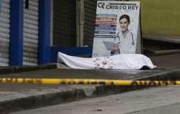 The body of a coronavirus victim lays abandoned in front of a medical center in Guayaquil. EFE / DIARIO EXPRESO (DIARIO EXPRESO)