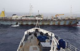Lu Rong Yuan Yu 668 was sighted with full lights on catching squid on April 28, in the Argentine Economic Exclusive Zone, EEZ