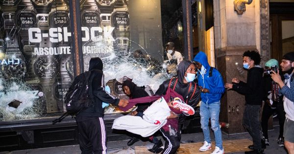 New York Upmarket Retailers Shops In Central Manhattan Raided By