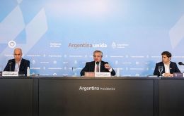 President Alberto Fernandez during the press conference on Thursday next to Buenos Aires City mayor, Horacio Rodriguez Larreta (L) and Buenos Aires province governor Axel Kicillof (R)