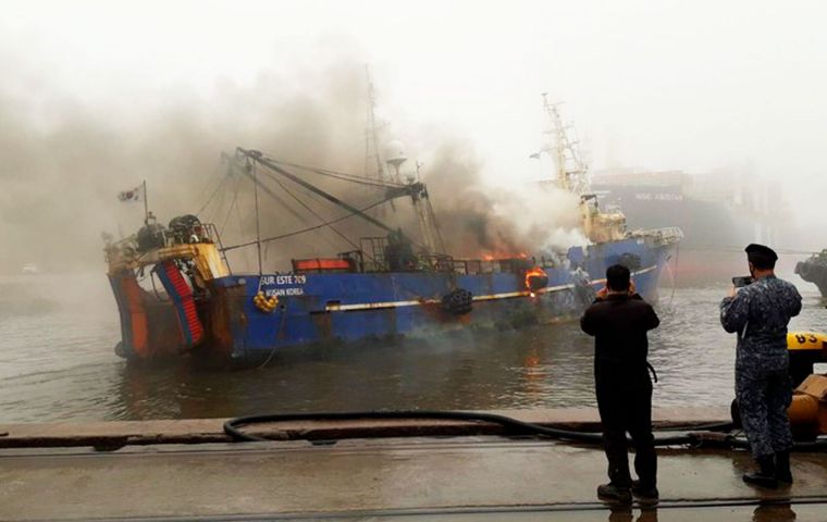 Crew members of the trawler Sur Este 709 were working at the processing compartment when fire broke out among packaging materials, highly inflammable and easy to rekindle