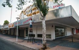 A man works last Thursday on the front of a recently closed bar in the major holiday resort of Magaluf in Mallorca Island. SEBASTIÁN ASTORGA