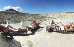 To meet the logistically challenging requirements of this process, Sandvik Mobile Crushers and Screens were enlisted to ensure production