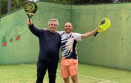 “I am physically well,” said Fernández in the last hour of his 62nd birthday, in the photo with his Minister of Economy Martin Guzman during a paddle tenis match. (Pic M_Guzman Twitter)