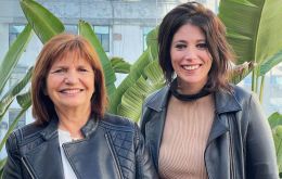 History magister Sabrina Ajmechet next to her political mentor and opposition leader Patricia Bullrich (L)