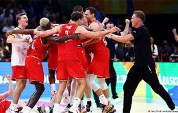 Germany sealed a 113:111 victory, its first ever win against the US in any basketball match. 