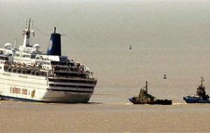 Sky Wonder is pulled by Argentines tugs