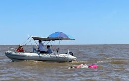 Leal, 56, embarked on his journey from Colonia del Sacramento beach at around 4:30 a.m, closely followed by two boats, including one with his son Octavio.