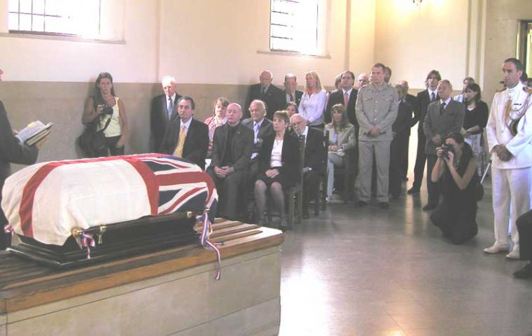 Rev. Kenneth Murray conducts service at the British cemetery chapel in Bs. Aires