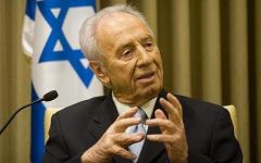 Peres agrees 100% with Chavez: &ldquo;you shouldn&rsquo;t sing in the bathroom&rdquo;