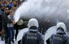 Farmers spray milk on Parliament and police forces with pressure hoses (Photo: Reuters)