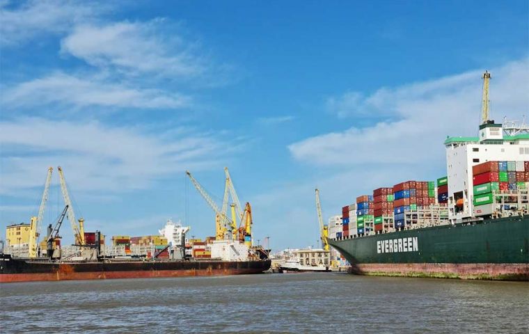 Uruguay's performance is projected despite a poor review given to the port of Montevideo
