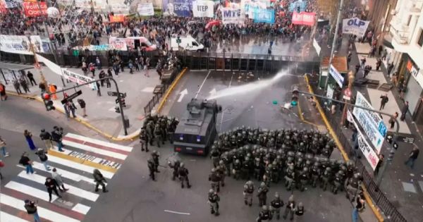 Scuffles in front of Argentine Congress reported - Vimarsana News