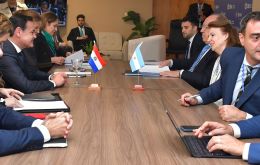 Foreign Ministers Ramírez (L) of Paraguay and Mondino of Argentina reviewed bilateral issues on the side of the OAS General Assembly
