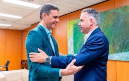 Orsi (R) met with Sánchez, who chairs both the PSOE and the Socialist International (SI)