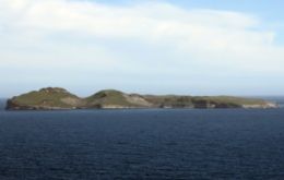 El incendio en el islote de Bird Island se inició por un rayo en enero pasado y sigue avanzando bajo la superficie en suelo de turba