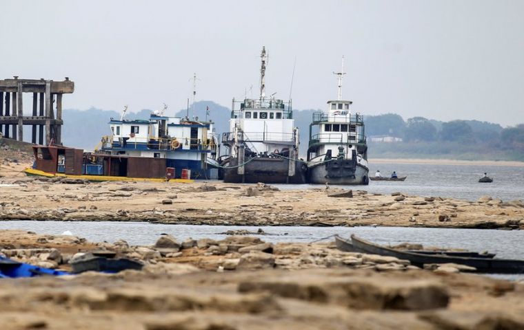 “We are now with a flow of 900 m³ per second, which is very low. The Paraguay River has a normal flow of over 4,000 m³ per second,” Martínez explained