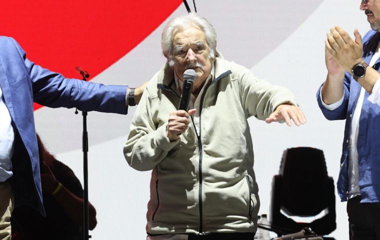 ”No to hatred and confrontation, we must work for hope”, former guerrilla leader Mujica also stressed