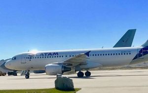 The weekly flight of LATAM at Mount Pleasant international airport, which links the Falklands with Punta Arenas and Santiago de Chile