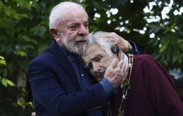 “Of all the presidents I have met, he is the most extraordinary person,” said Lula at Mujica's residence. Photo: Dante Fernandez / AFP