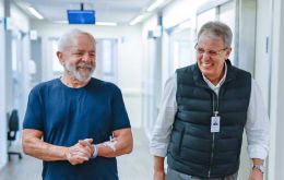 In the video footage posted on social media, Lula appears walking next to brain surgeon Marcos Stavale