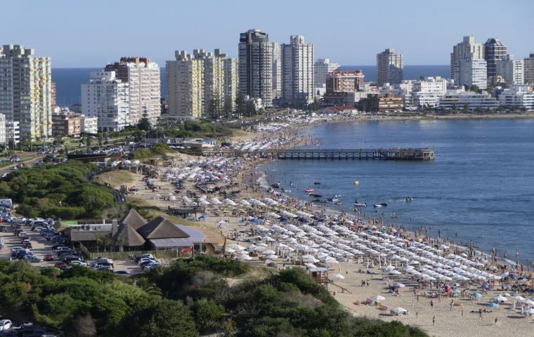 Some 400,000 tourists more than last season are expected to spend 16% more in Uruguay this Summer 