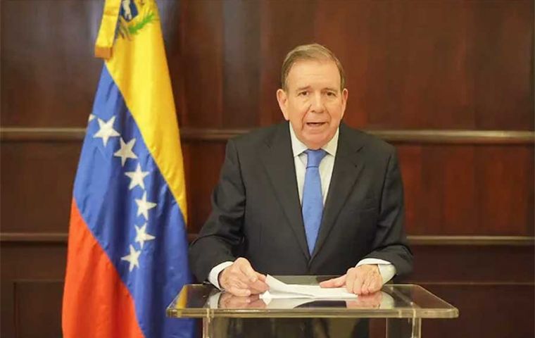 “And to the military and police forces, I order the cessation of repression,” González Urrutia said as if he had officially assumed the presidency