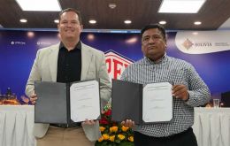 Signing the documents were YPFB's president Armin Dorgathen and Canacol's representative in Bolivia Luis Alberto Pérez