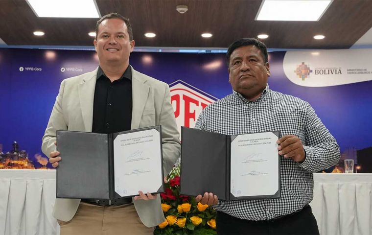 Signing the documents were YPFB's president Armin Dorgathen and Canacol's representative in Bolivia Luis Alberto Pérez