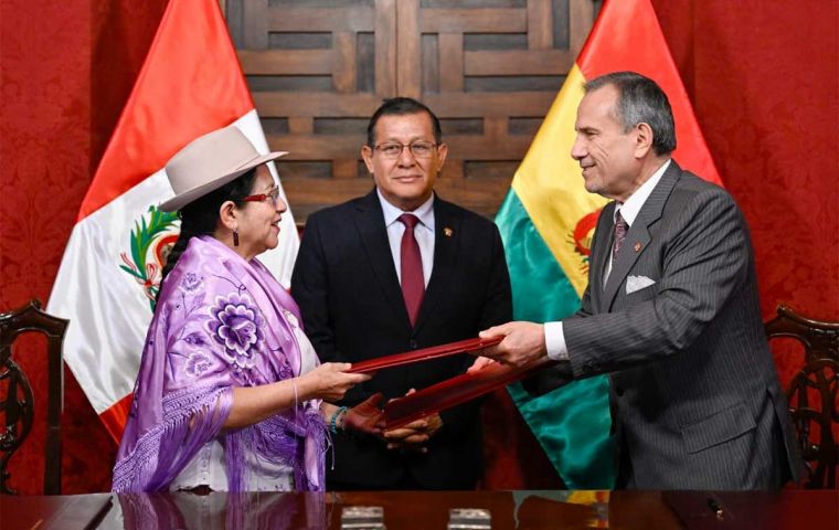 We are neighboring countries united by several elements, Sosa said during the ceremony in Lima 