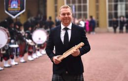 As the first Baton-bearer, Sir Chris Hoy walked through the Quadrangle of Buckingham Palace to the Centre Arch with a pathway lined by Pipers from the Shree Muktajeevan Swamibapa Pipe Band.