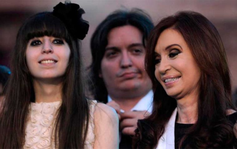 The sanctions also apply to former Planning Minister Julio de Vido, current Congressman Máximo Kirchner, and his sister Florencia Kirchner