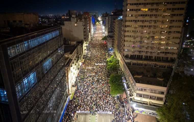 This year’s march, held under the slogan “Sepan cumplir” (“Let them fulfill [their promises]”), echoed a campaign phrase used by newly elected President Yamandú Orsi. Photo: Sebastián Astorga