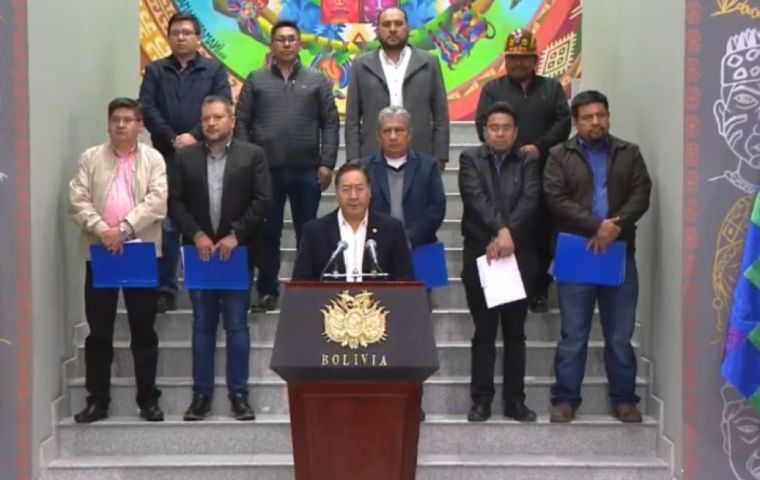 In a press conference at the Casa Grande del Pueblo, Arce and five cabinet members presented the measures