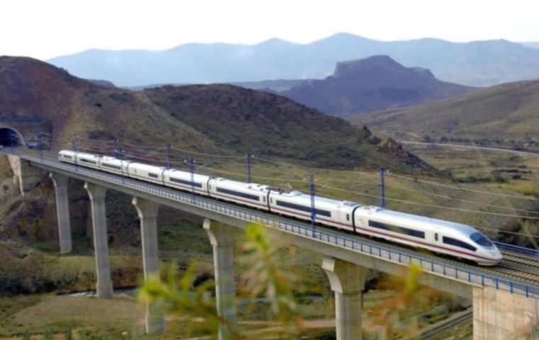 Viana insisted that the railroad was an alternative to the Panama Canal