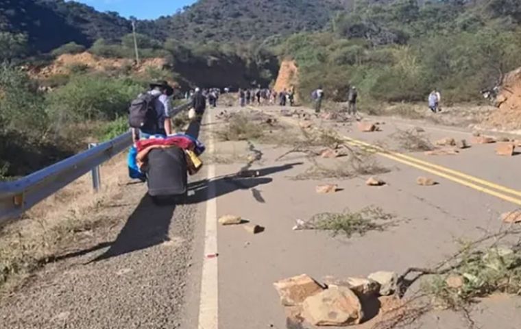 Bolivia: Evo followers keep blocking roads and seize one airport
