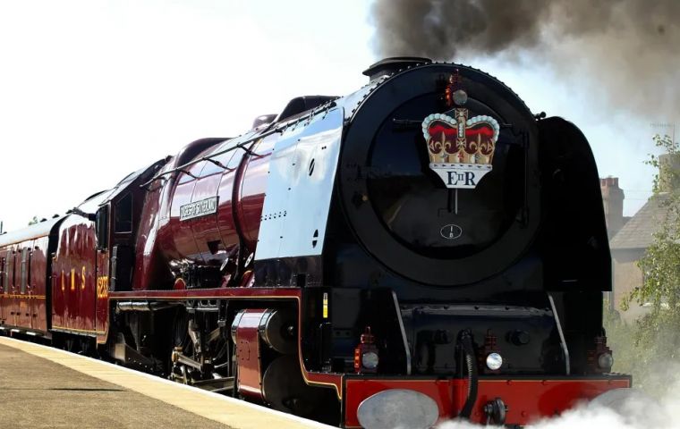 The monarch gave “the fondest of farewells” to the train, which includes a carriage specially created in the 1980s