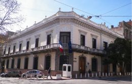 France admits Uruguayans normally, but is unable to process visa requests for stays exceeding 90 days