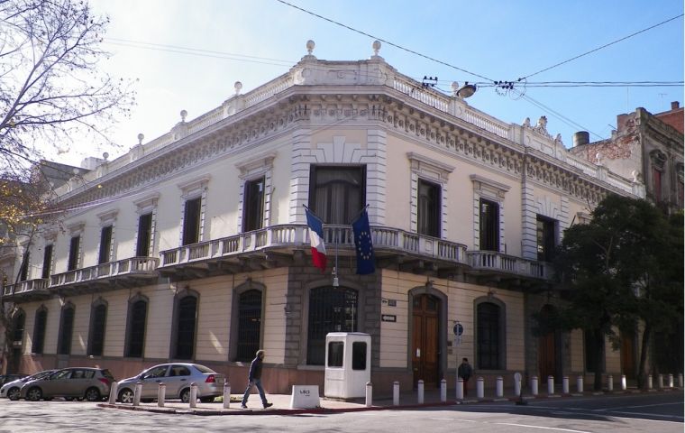 France admits Uruguayans normally, but is unable to process visa requests for stays exceeding 90 days