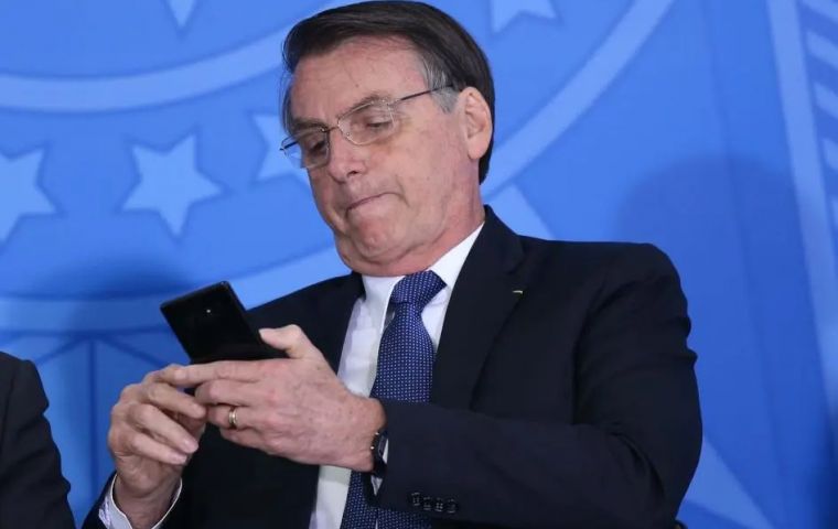 Bolsonaro displayed his electronic anklet while visiting the Lower House 