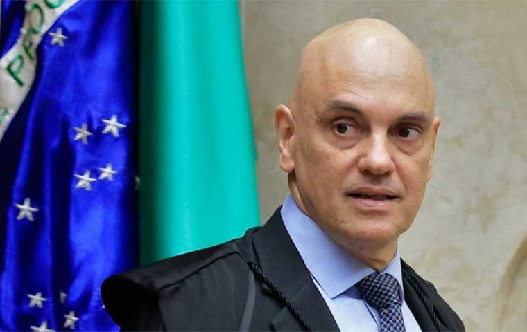 The actions of people linked to Jair Bolsonaro seek a “tyrannical dismissal to benefit certain people who believe themselves to be above the Constitution, the law, and institutions,” De Moraes argued