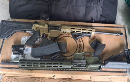 The operation, conducted by the Southern Regional Surveillance Department of the National Customs Directorate (DNA), led to the confiscation of a Ruger 8500 and a DS Arms DSZM4