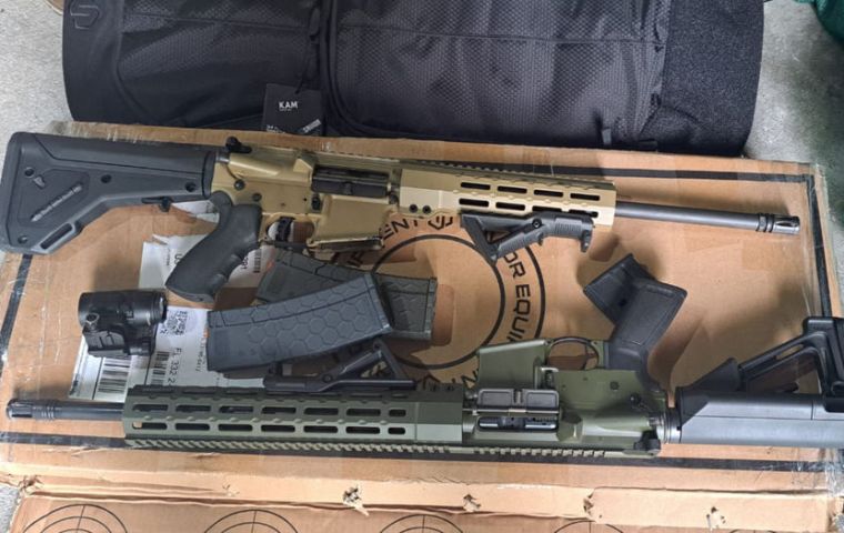 The operation, conducted by the Southern Regional Surveillance Department of the National Customs Directorate (DNA), led to the confiscation of a Ruger 8500 and a DS Arms DSZM4